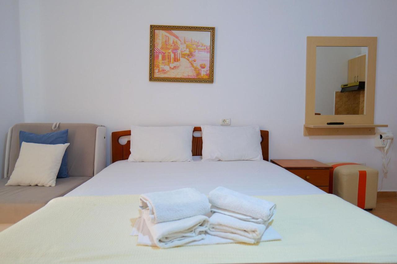 Alex & Sofi Hotel Himarë Extérieur photo