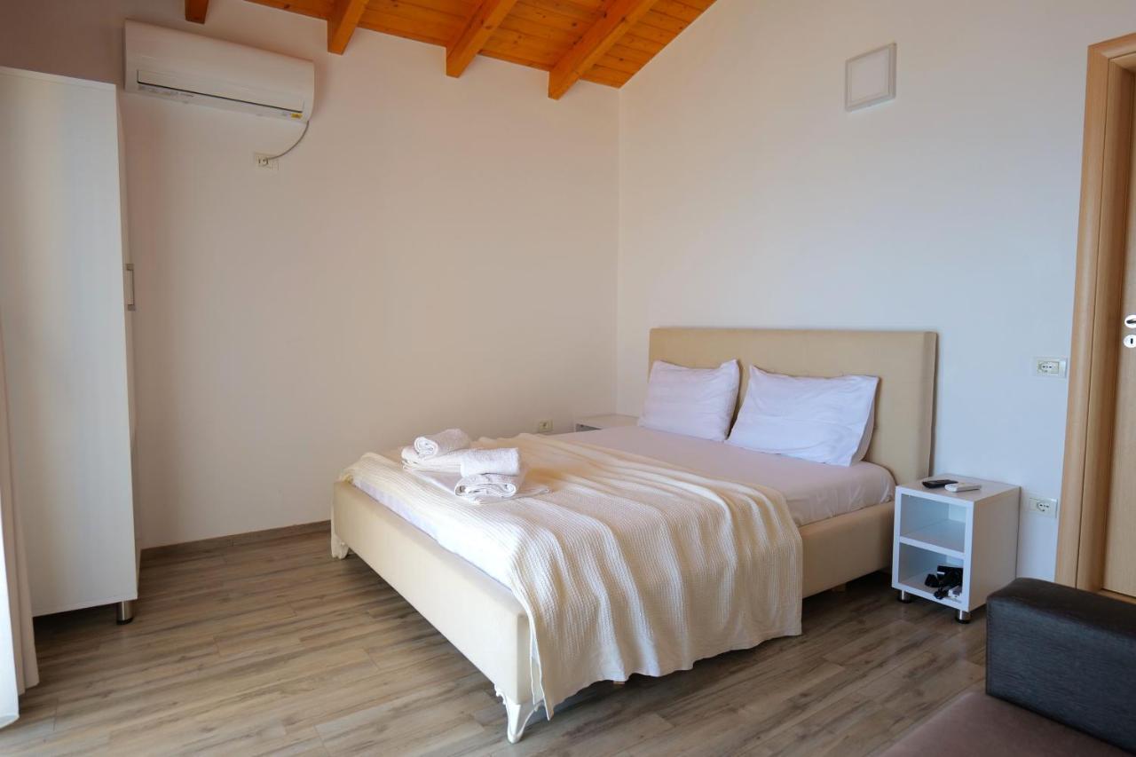 Alex & Sofi Hotel Himarë Extérieur photo
